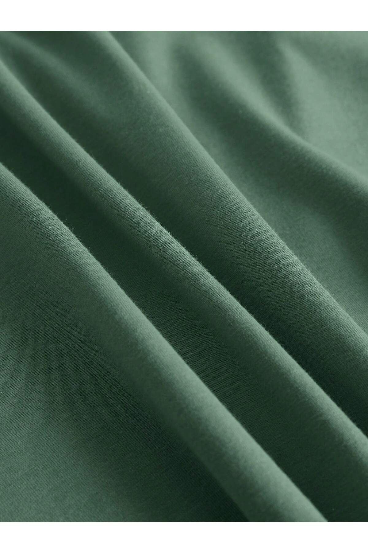 Yeşil “Kitap Bahçesi” Çiçekli Yığın Grafik Tişört – Kitap Severlerin Tişörtü